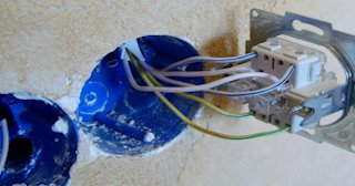 Монтаж проходного выключателя от 570 руб. в Краснокамске