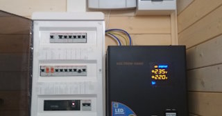 Установка и подключение стабилизаторов напряжения от 570 руб в Краснокамске - ЭлектроКнм